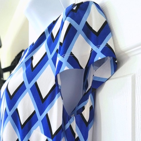 EUC Geometric Pattern Shift Mini Dress w/Cap Sleeves in Blue & White - Picture 2 of 4